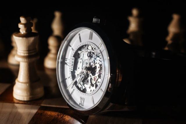 Énigme boîte bois : la logique et les mains réunies pour ouvrir