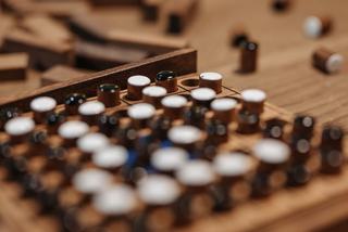 Solitaire en bois, la méthode pour finir avec une bille